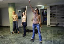 Feministas se manifiestan en topless en una mezquita en Suecia