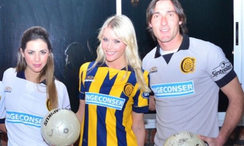 La Sueca, diosa y «canalla», presentó la camiseta de Rosario Central