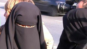 Las suecas protestan con velos ante el racismo