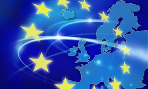 ¿Cuántos adultos hablan inglés o castellano como lengua extranjera en la Unión Europea?